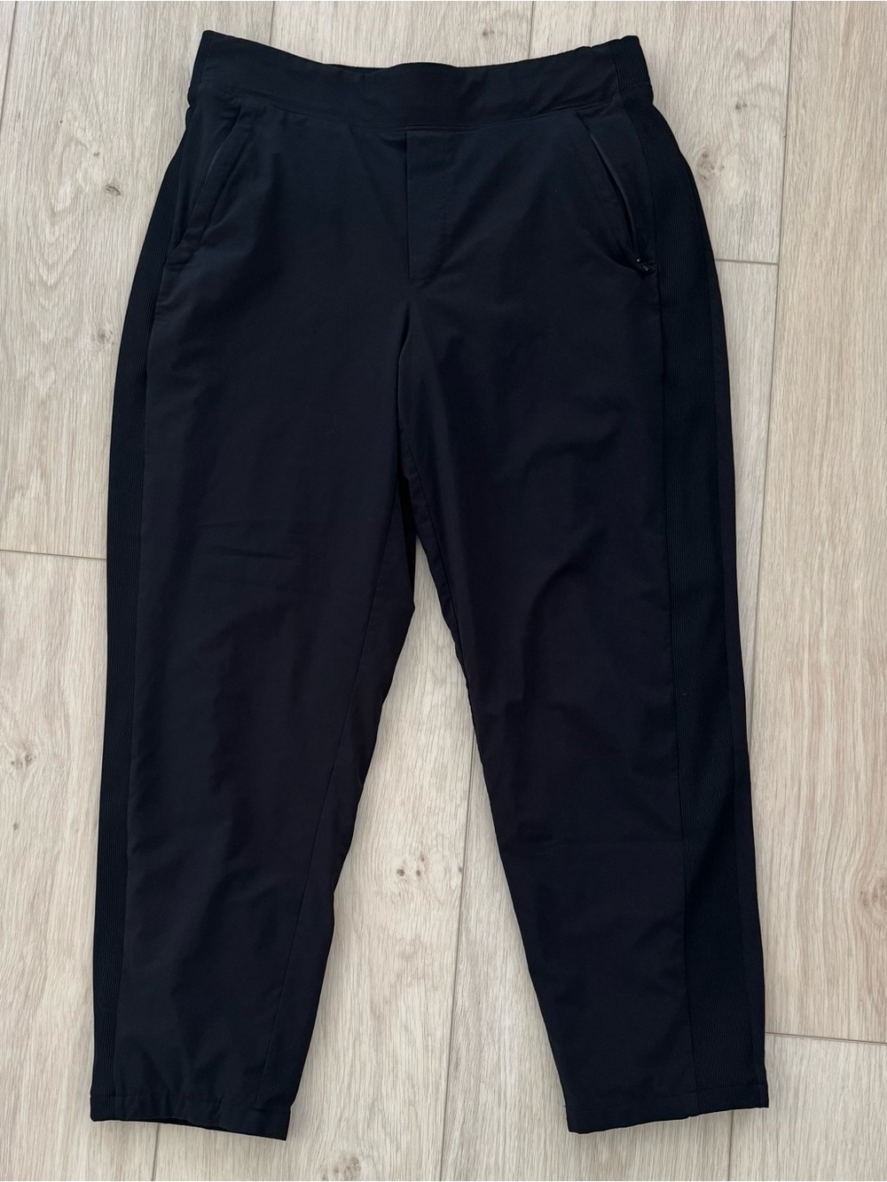 Athleta size 8 Petite women’s black lined cropped straight leg athletic pants